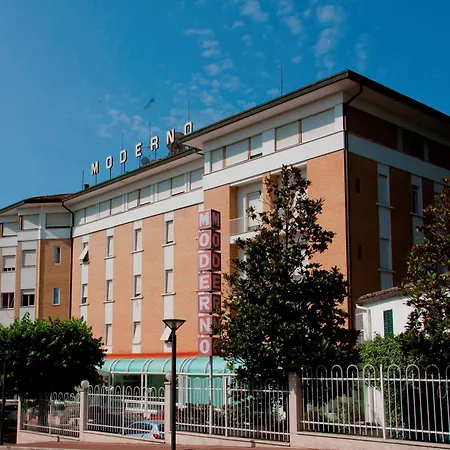Moderno Hotel 4*