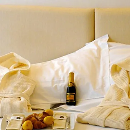 Moderno Hotel 4*